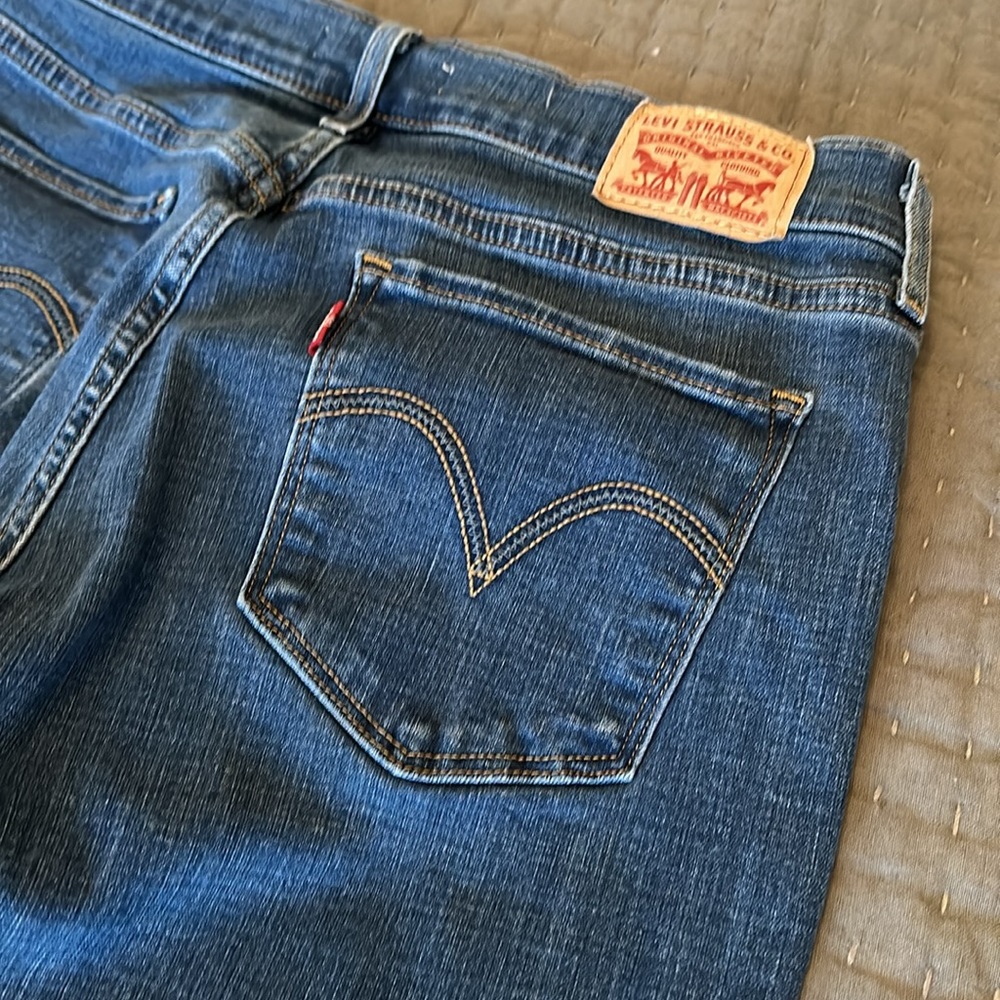 Women’s Levi’s classic straight leg 8